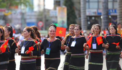 Biển người 'nhuộm' kín các tuyến phố, hòa cùng Lễ hội đường phố Buôn Ma Thuột
