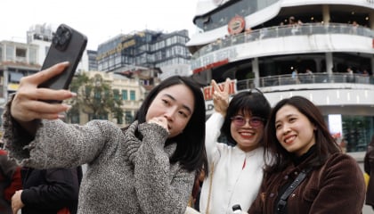 Tòa nhà Hàm cá mập bỗng 'nổi như cồn', người dân thi nhau check-in trước ngày bị phá dỡ
