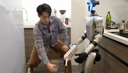 Chàng trai trẻ gây 'choáng' vì thuê robot làm bạn gái