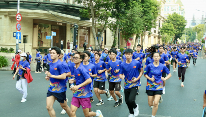 Nữ võ sư U80 cùng người khuyết tật, trẻ em TP.HCM tham gia Ngày chạy Olympic