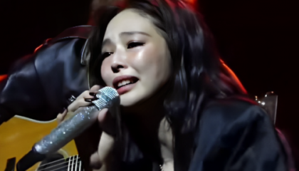 Jennie (BlackPink) khóc trên sân khấu