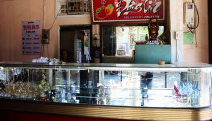 Cướp tiệm vàng xong, vào quán cà-phê giả khách trốn truy đuổi