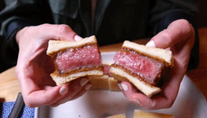 Miếng sandwich nhỏ xíu giá 2 triệu đồng đang 'gây bão' ở Mỹ