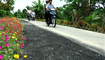 Phấn đấu phủ kín lộ ô-tô về trung tâm xã