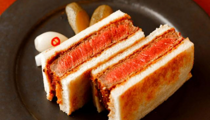 Miếng sandwich bé tí có giá gần bằng cả một tháng lương lại được rất nhiều người tìm mua