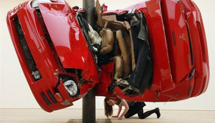 Kỳ lạ: Những ô-tô nát bươm vì tai nạn giá ngất ngưởng