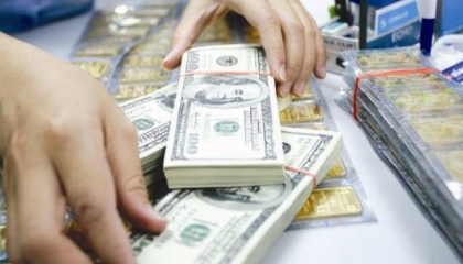 Chênh lệch giá mua-bán USD nới rộng, vàng phục hồi