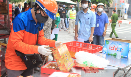 Trước ngày rằm tháng Tám, shipper ở Sài Gòn 'trúng' đơn hàng 600 bánh trung thu