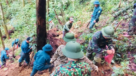 Hình ảnh băng rừng, lội suối của Đội tìm kiếm MIG 21 rơi ở Tam Đảo