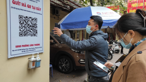 Hà Nội: Người dân lúng túng khi được yêu cầu quét mã QR trên Zalo, Bluezone, Ncovi