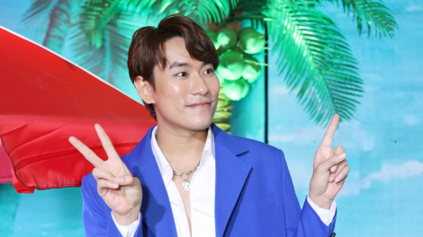 Kiều Minh Tuấn: Đang ngủ, mở mắt ra là thấy camera và mic kề ngay mặt mình