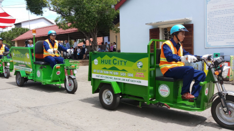 UNDP tài trợ dự án thay thế phương tiện thu gom rác thủ công bằng xe điện tại Huế