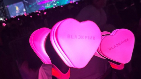 Fan BlackPink tại Hà Nội sôi sục lùng mua lightstick 'búa hồng'