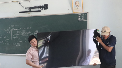 Một trường học tại Bình Định bất ngờ tháo 7 tivi trả phụ huynh vì vận động sai