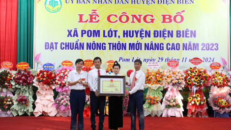 Pom Lót đón Bằng công nhận xã đạt chuẩn nông thôn mới nâng cao