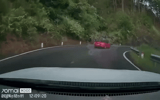 Clip NÓNG 24h: Xe BMW chạy lấn làn vượt ẩu ở khúc cua trên đường đèo, gây tai nạn cho xe máy