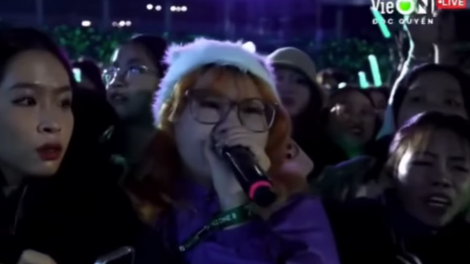 Concert 'Anh trai say hi': Nữ khán giả cầm mic xin dừng chương trình để cứu người bị ngất