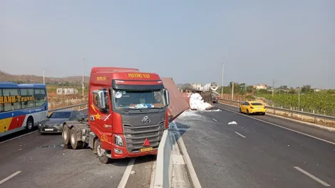 Kinh hãi khi 2 thùng container trên xe đầu kéo đang chạy thì văng xuống cao tốc Phan Thiết – Dầu Giây