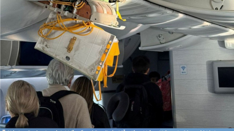 Hình ảnh báo chí 24h: Trần máy bay Boeing bị bung vì nhiễu động không khí, 30 người bị thương