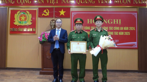 Thống đốc NHNN Việt Nam khen thưởng Công an TP.Đà Nẵng tham gia phá vụ án người nước ngoài cho vay lãi 500%