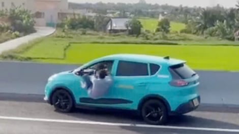 Người đàn ông chui qua cửa ô tô, chạy băng qua đường cầu cứu một tài xế khác trên cao tốc TPHCM – Trung Lương