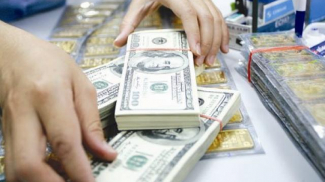 Chênh lệch giá mua-bán USD nới rộng, vàng phục hồi
