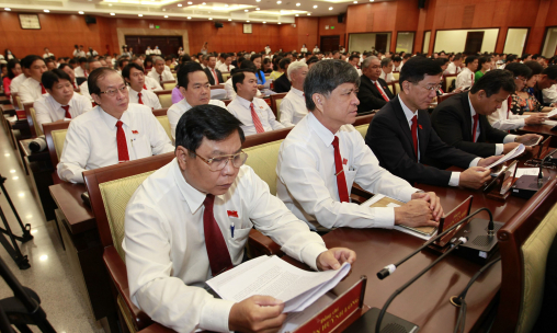 Phiên bế mạc Đại hội Đảng bộ TP.HCM: Các đại biểu chung tay ủng hộ vì miền Trung