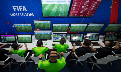 VAR vận hành thế nào để trở thành 'siêu trọng tài'?