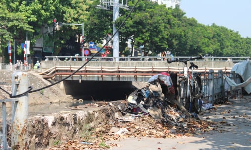 Cầu xuống cấp, lan can nghiêng ngả giữa lòng Hà Nội