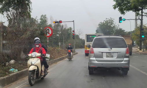 Đường gom Đại lộ Thăng Long: Hàng loạt xe máy vẫn ngang nhiên đi ngược chiều bất chấp lệnh cấm
