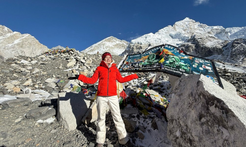Cô gái Việt ngồi thiền 60 phút trên đỉnh Kala Patthar, Himalaya và thông điệp “khẩn” về môi trường sống
