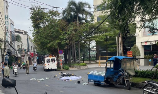 Xe máy va chạm với xe ba bánh đi ngược chiều trên đường Bạch Đằng, quận Tân Bình, nam thanh niên chết tại chỗ