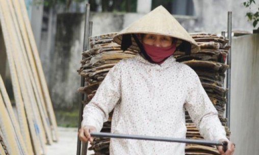 Nhà nông phục vụ Tết: Làng bánh tráng bên sông Gianh hối hả vào vụ