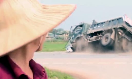 Phóng viên đang phỏng vấn, tai nạn giao thông xảy ra trước ống kính