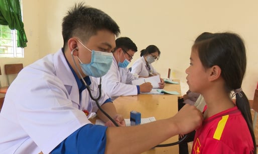 Hội thầy thuốc trẻ tỉnh Đắk Nông khám bệnh, cấp phát thuốc, tặng quà cho nhiều học sinh khó khăn
