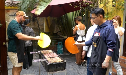 Du khách phấn khích chi tiền triệu học làm bún chả, nem rán... như người Hà Nội