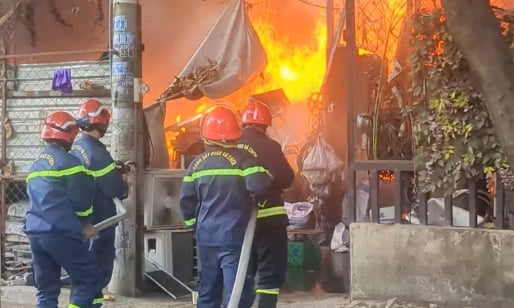 Video: Hiện trường tan hoang bãi phế liệu ở TP.HCM sau 2 giờ bốc cháy
