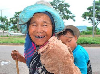 Xuống núi “khất thực” đầu xuân 