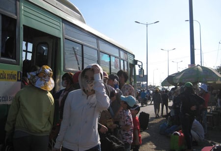 TP.HCM: Người dân chật vật đội nắng về thành phố