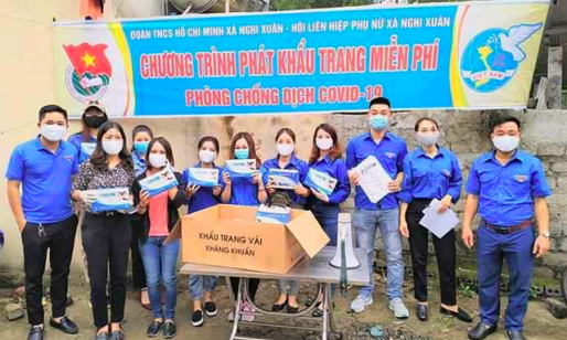 Nghệ An: Tiểu thương ở chợ bất ngờ nhận quà chống dịch Covid-19