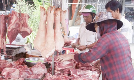 Giá thịt lợn tăng cao: Khâu trung gian chiếm tới 40% giá thành