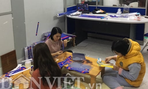 Trẻ tự kỷ tự tay làm quà tặng y bác sĩ chống dịch Covid-19