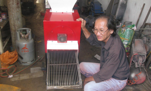 Lão nông làm máy chế biến 'nữ hoàng quả khô' mắc ca