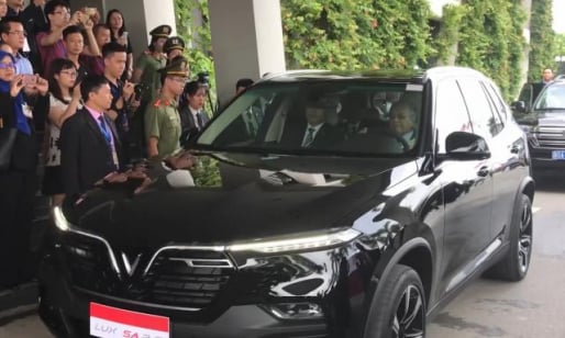 Ảnh-clip: Thủ tướng Malaysia thử xe Vinfast: 'Tiếc khi mới lái 100km/h'