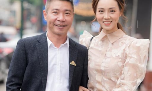 NSND Công Lý U50 trẻ trung phong độ bên vợ sắp cưới kém 15 tuổi