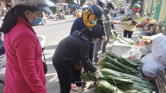 Đà Nẵng: Bán cả trăm ký lá mỗi ngày, người buôn kiếm tiền triệu dịp Tết