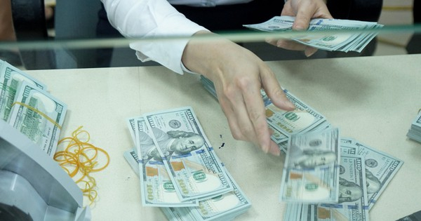 Vì sao tỉ giá chưa hạ nhiệt dù Ngân hàng Nhà nước tuyên bố bán USD can thiệp?