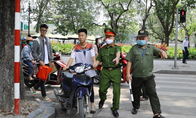 Chùm ảnh: Hàng loạt người không đeo khẩu trang bị phạt nặng