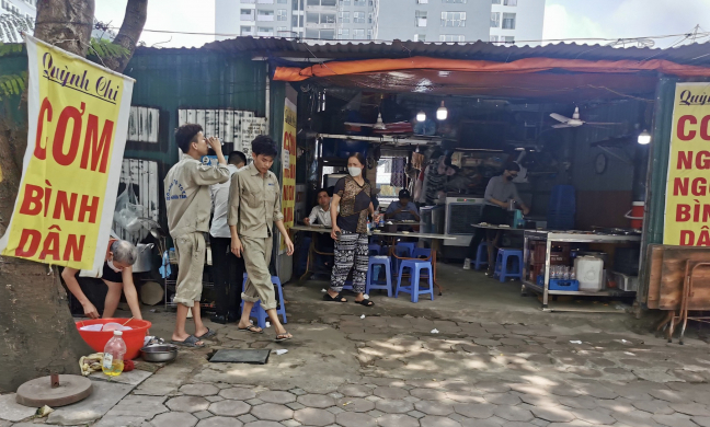 Trà đá, quán ăn vỉa hè ngang nhiên xôm tụ: Ý thức chống dịch của người dân ở đâu?