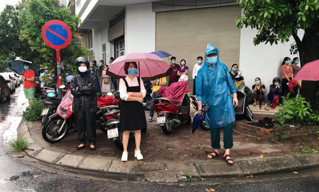 Thi vào lớp 10 Hà Nội: Dừng cách cổng trường 50m, vẫn có phụ huynh tranh cãi ầm ĩ không chấp hành